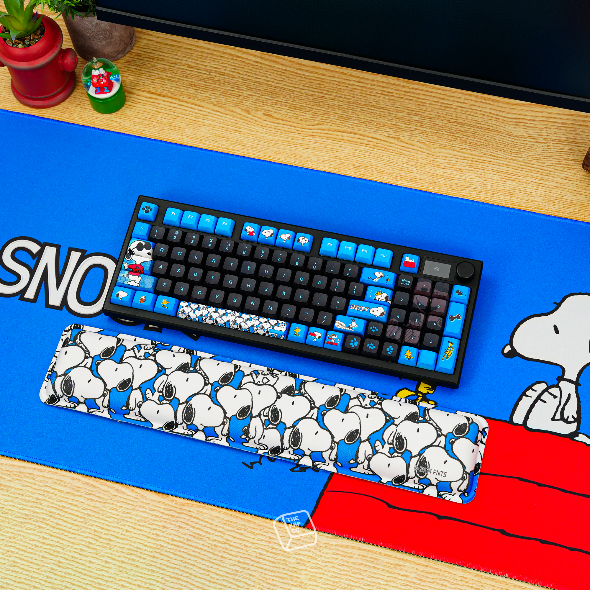 Thekapco x Peanuts | Snoopy Deskmat / Wristrest
